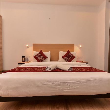 Hotel Red Saffron Yeni Delhi Dış mekan fotoğraf