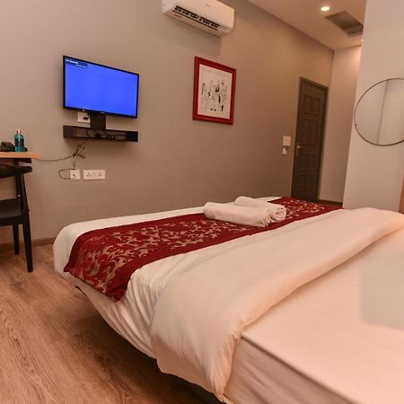 Hotel Red Saffron Yeni Delhi Dış mekan fotoğraf