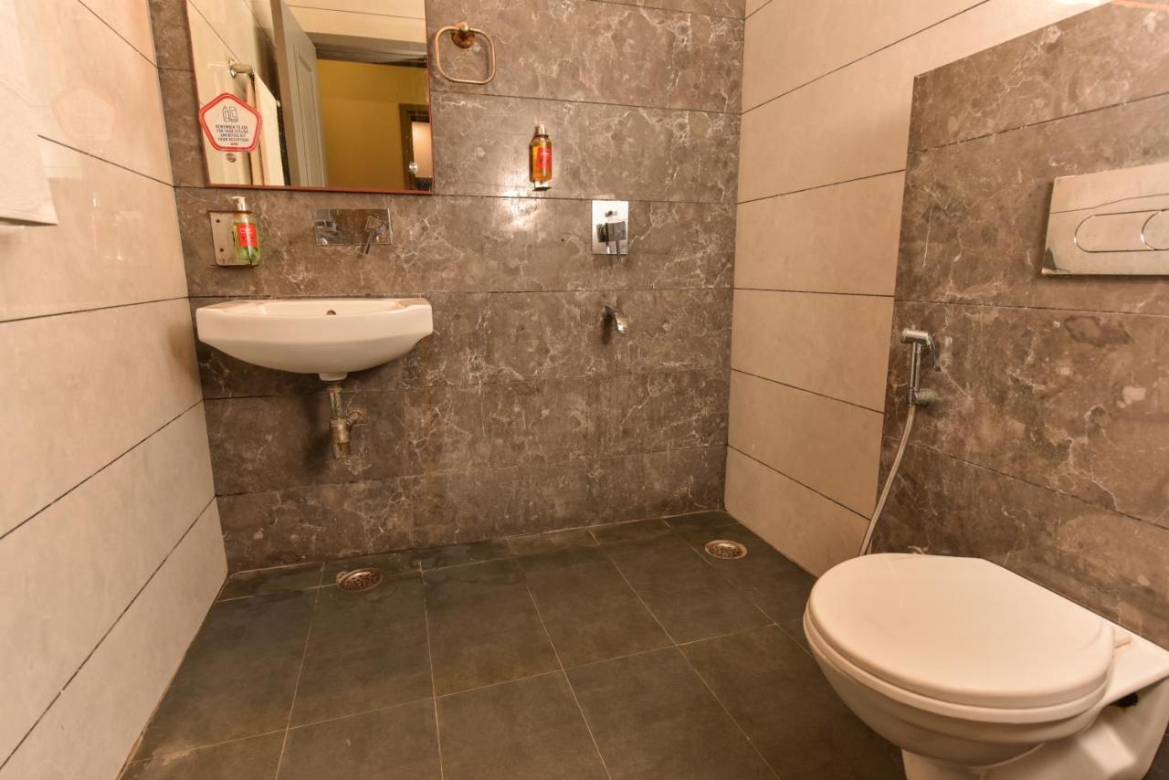 Hotel Red Saffron Yeni Delhi Dış mekan fotoğraf