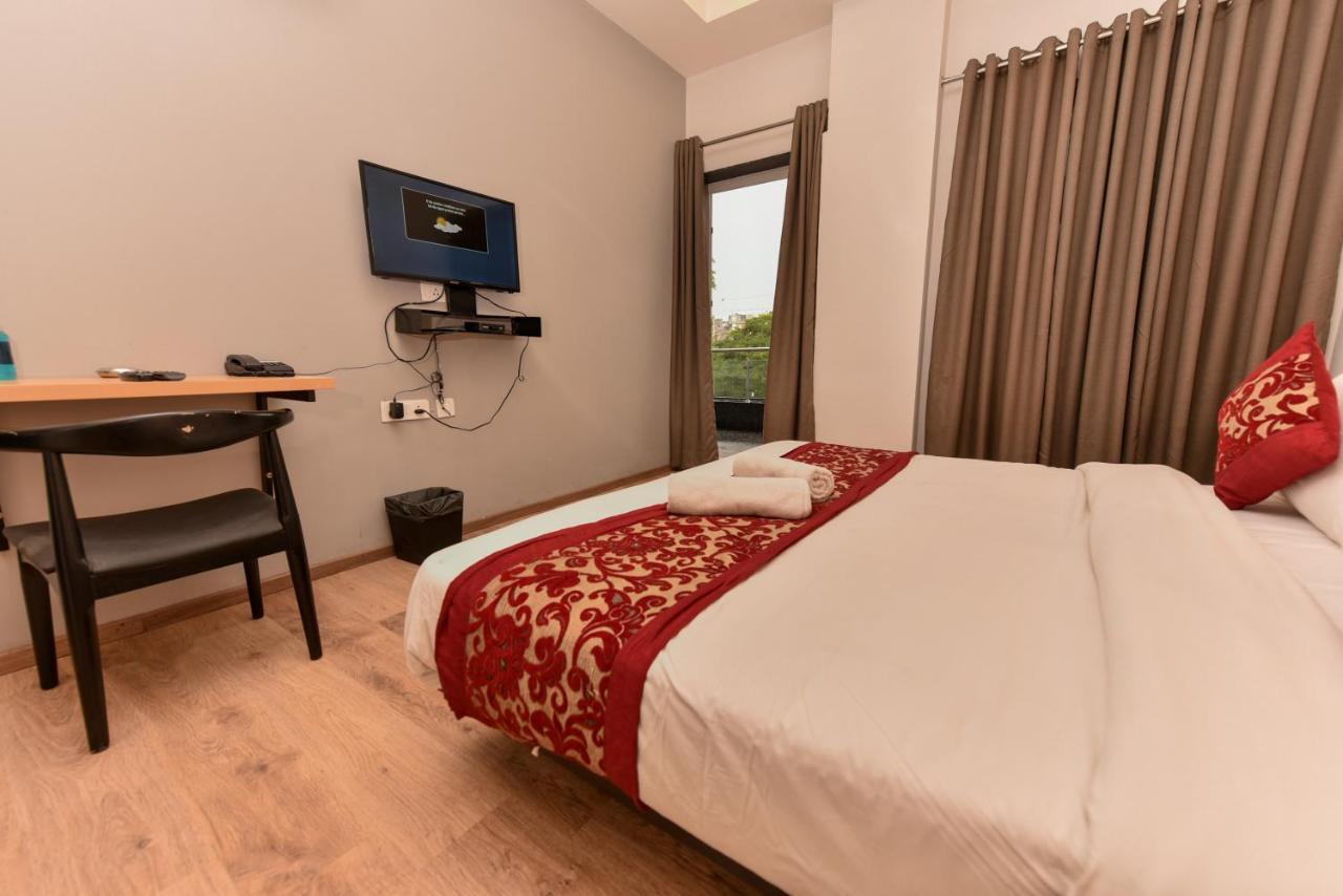 Hotel Red Saffron Yeni Delhi Dış mekan fotoğraf