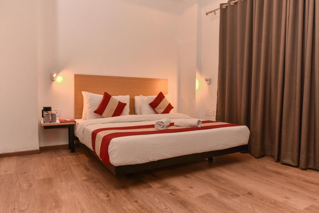Hotel Red Saffron Yeni Delhi Dış mekan fotoğraf