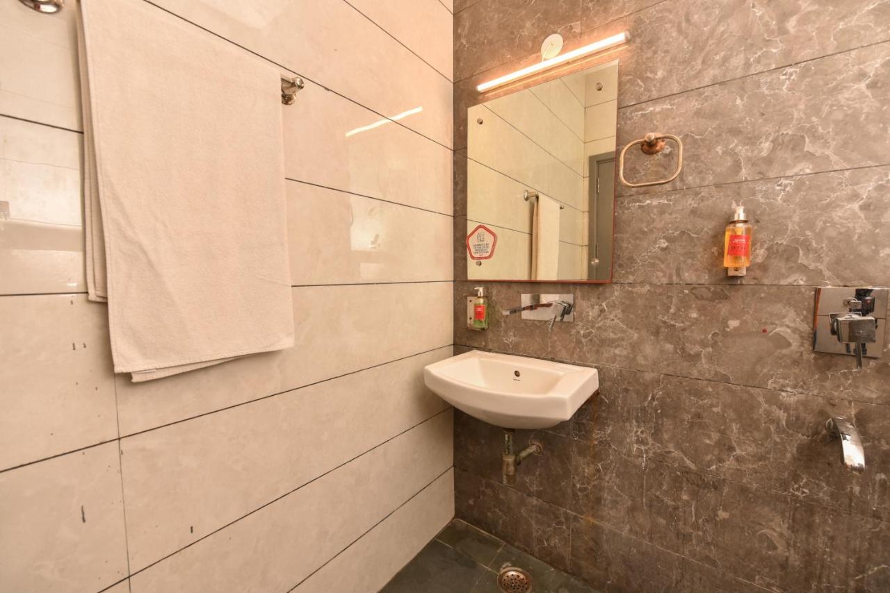 Hotel Red Saffron Yeni Delhi Dış mekan fotoğraf