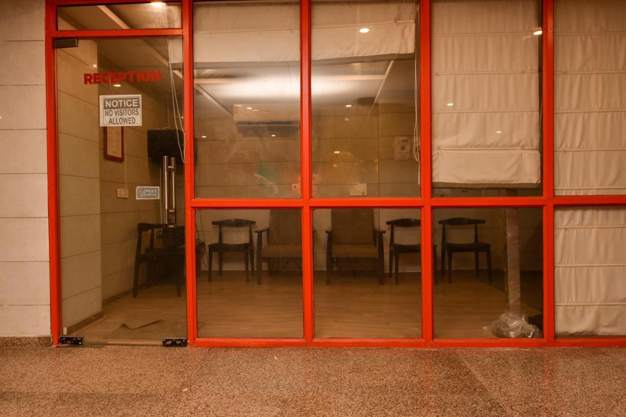 Hotel Red Saffron Yeni Delhi Dış mekan fotoğraf