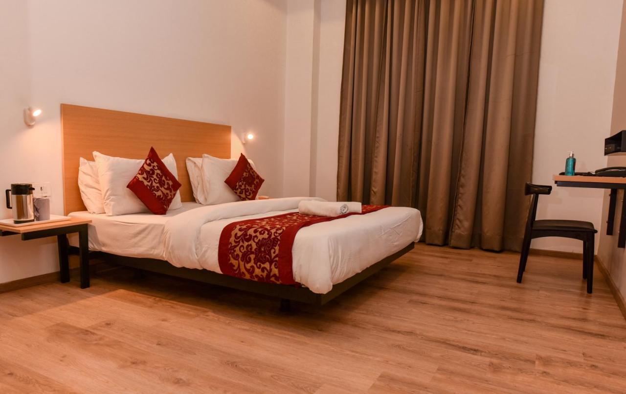 Hotel Red Saffron Yeni Delhi Dış mekan fotoğraf