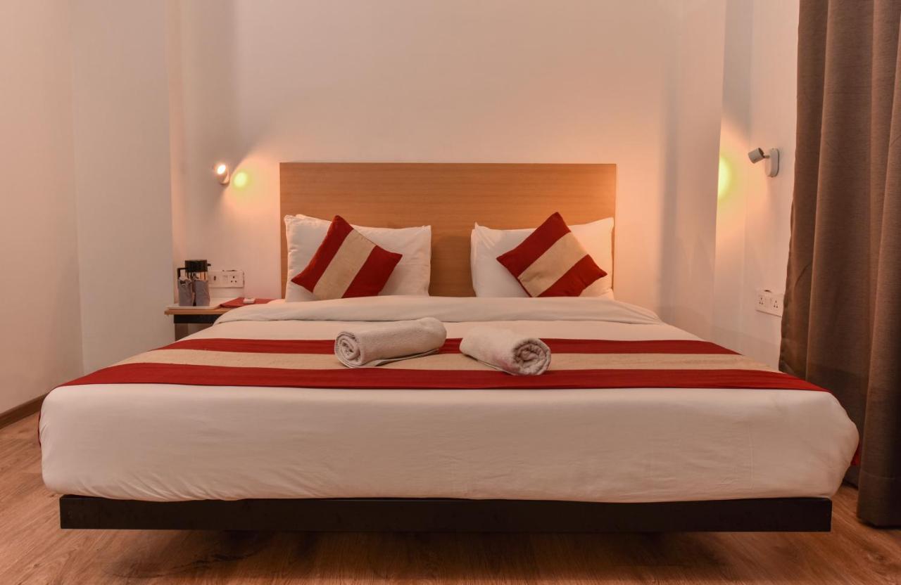Hotel Red Saffron Yeni Delhi Dış mekan fotoğraf