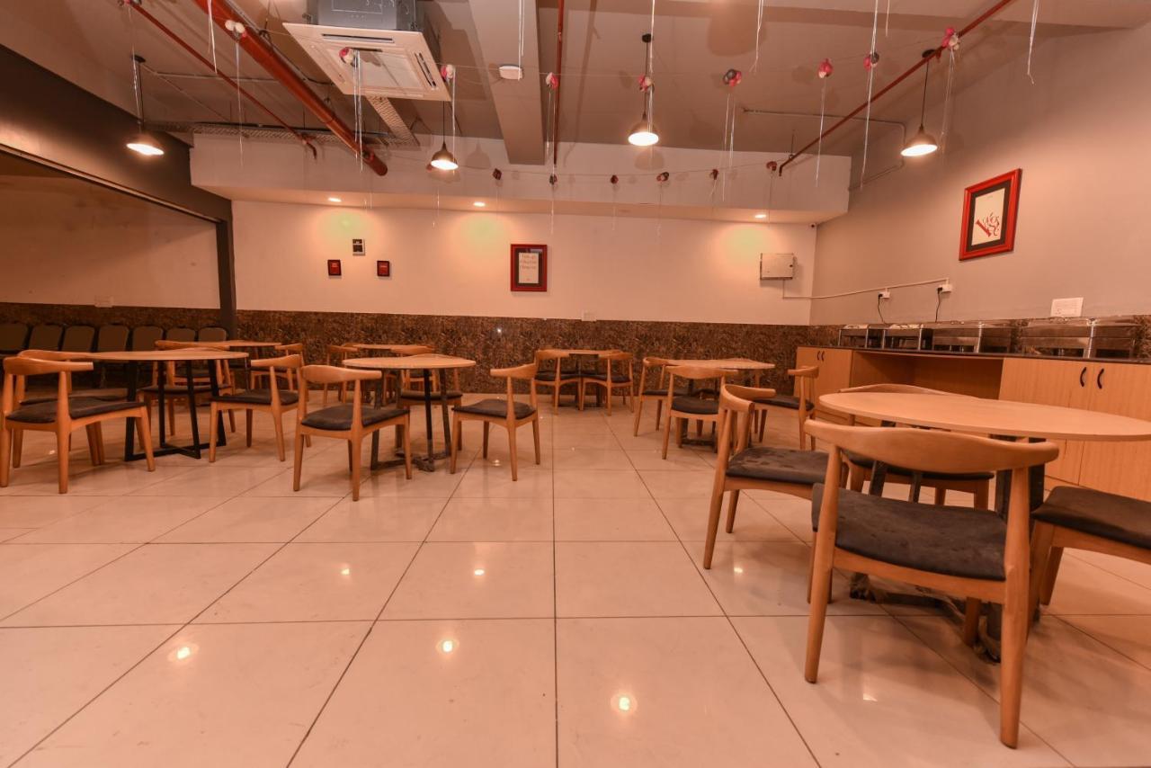 Hotel Red Saffron Yeni Delhi Dış mekan fotoğraf