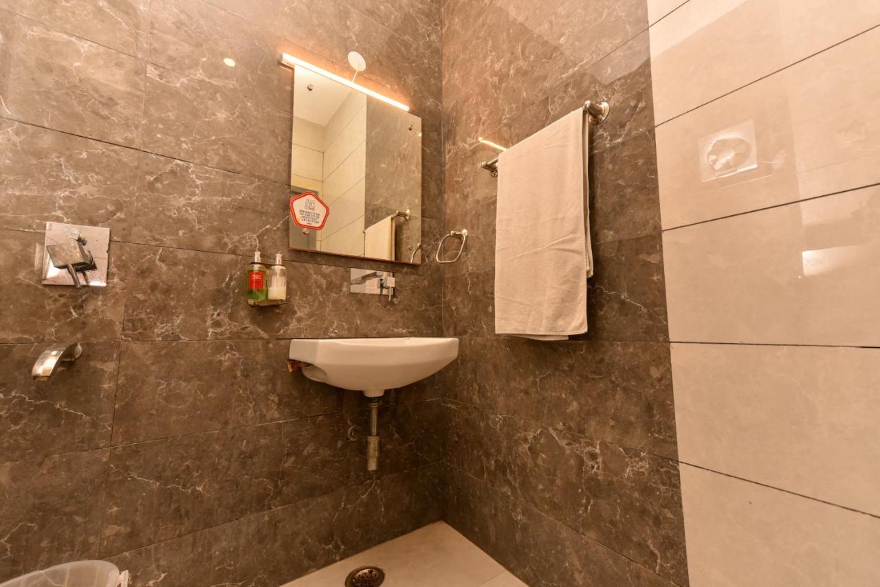 Hotel Red Saffron Yeni Delhi Dış mekan fotoğraf