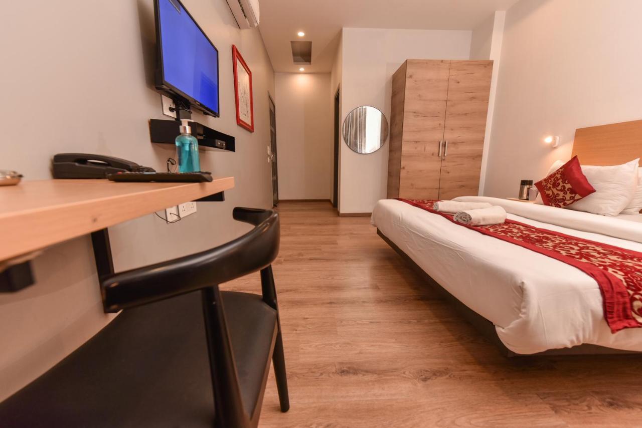 Hotel Red Saffron Yeni Delhi Dış mekan fotoğraf