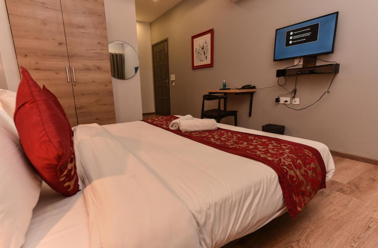 Hotel Red Saffron Yeni Delhi Dış mekan fotoğraf