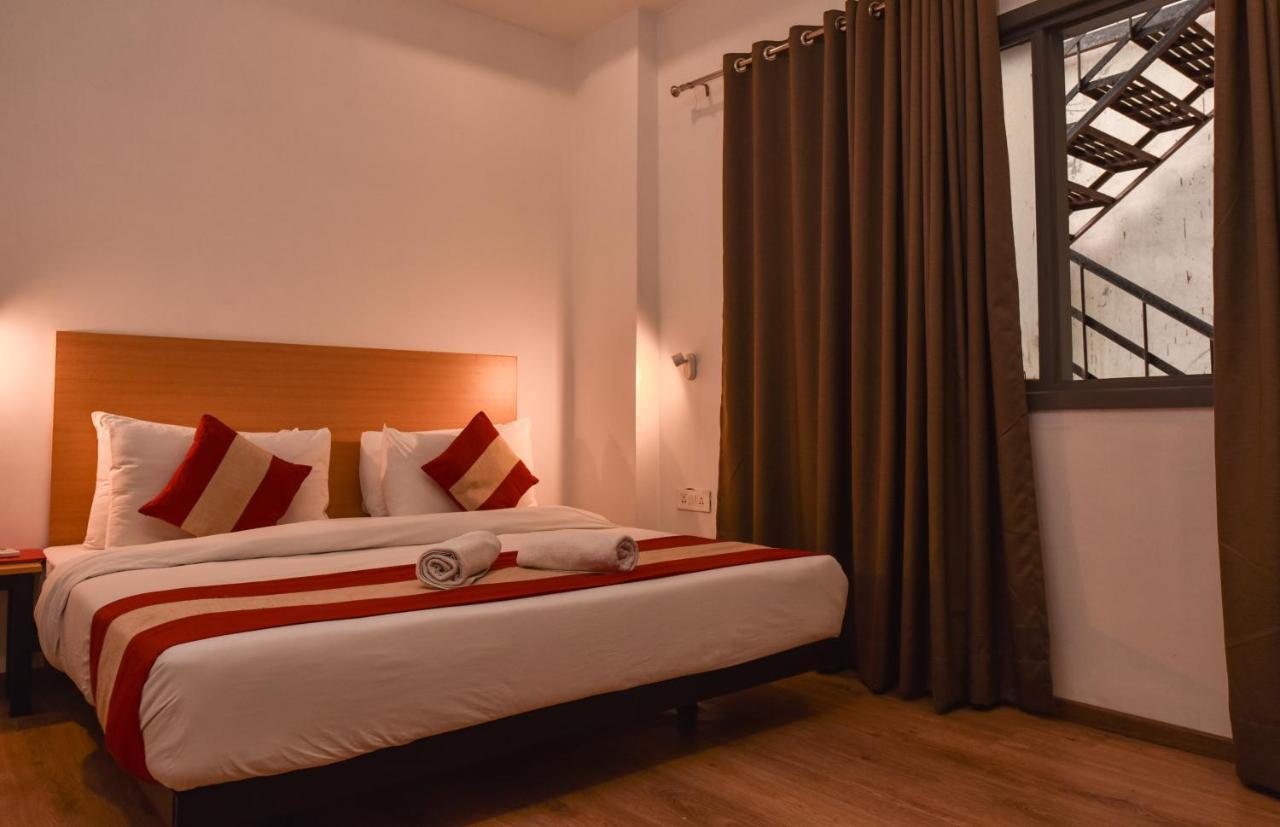 Hotel Red Saffron Yeni Delhi Dış mekan fotoğraf
