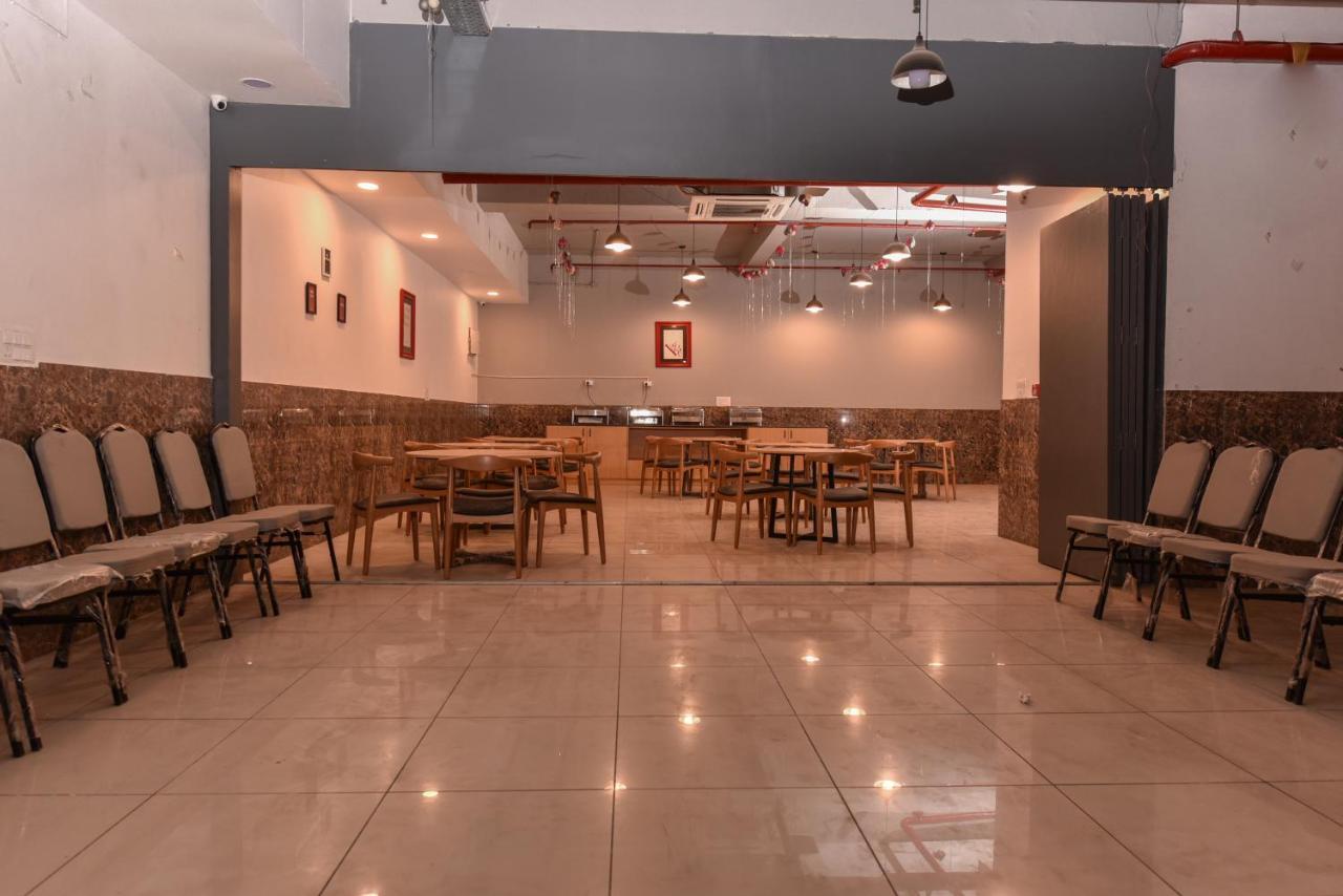 Hotel Red Saffron Yeni Delhi Dış mekan fotoğraf