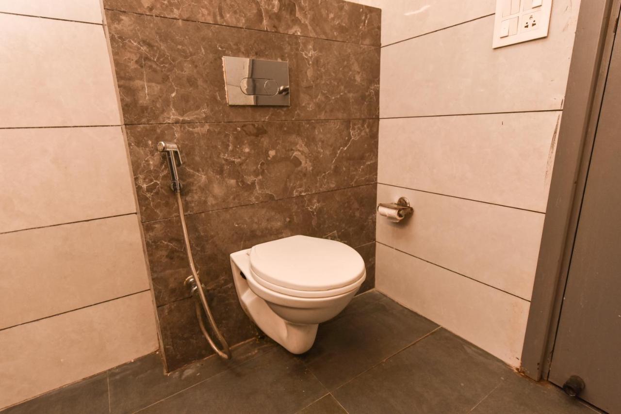 Hotel Red Saffron Yeni Delhi Dış mekan fotoğraf