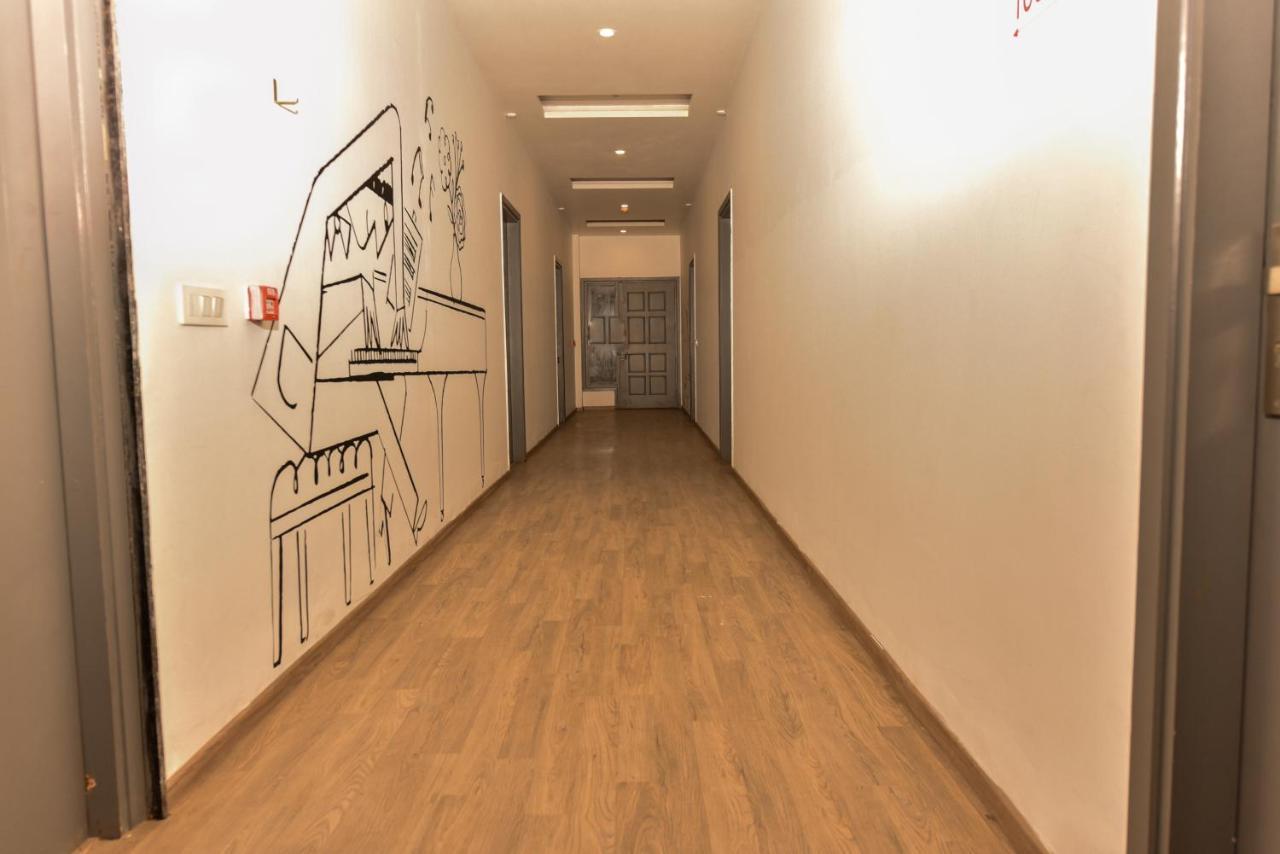 Hotel Red Saffron Yeni Delhi Dış mekan fotoğraf