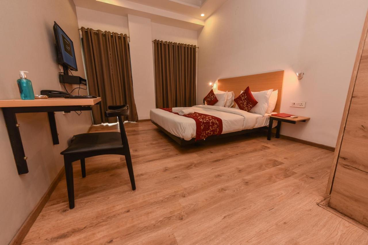 Hotel Red Saffron Yeni Delhi Dış mekan fotoğraf