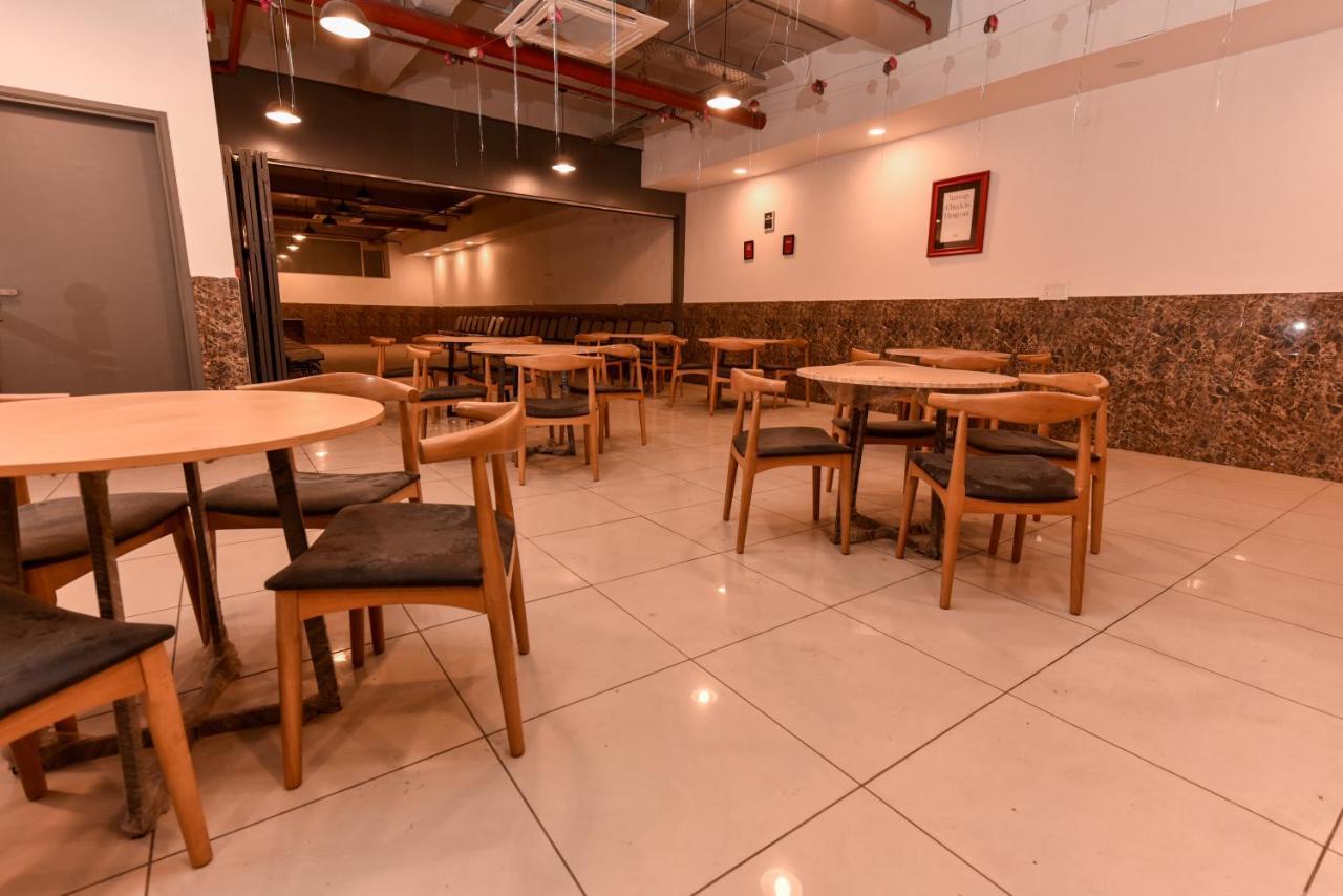 Hotel Red Saffron Yeni Delhi Dış mekan fotoğraf