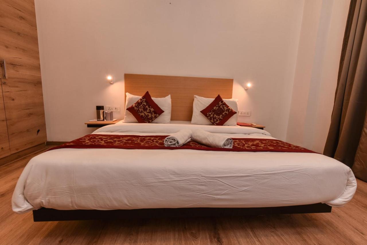 Hotel Red Saffron Yeni Delhi Dış mekan fotoğraf