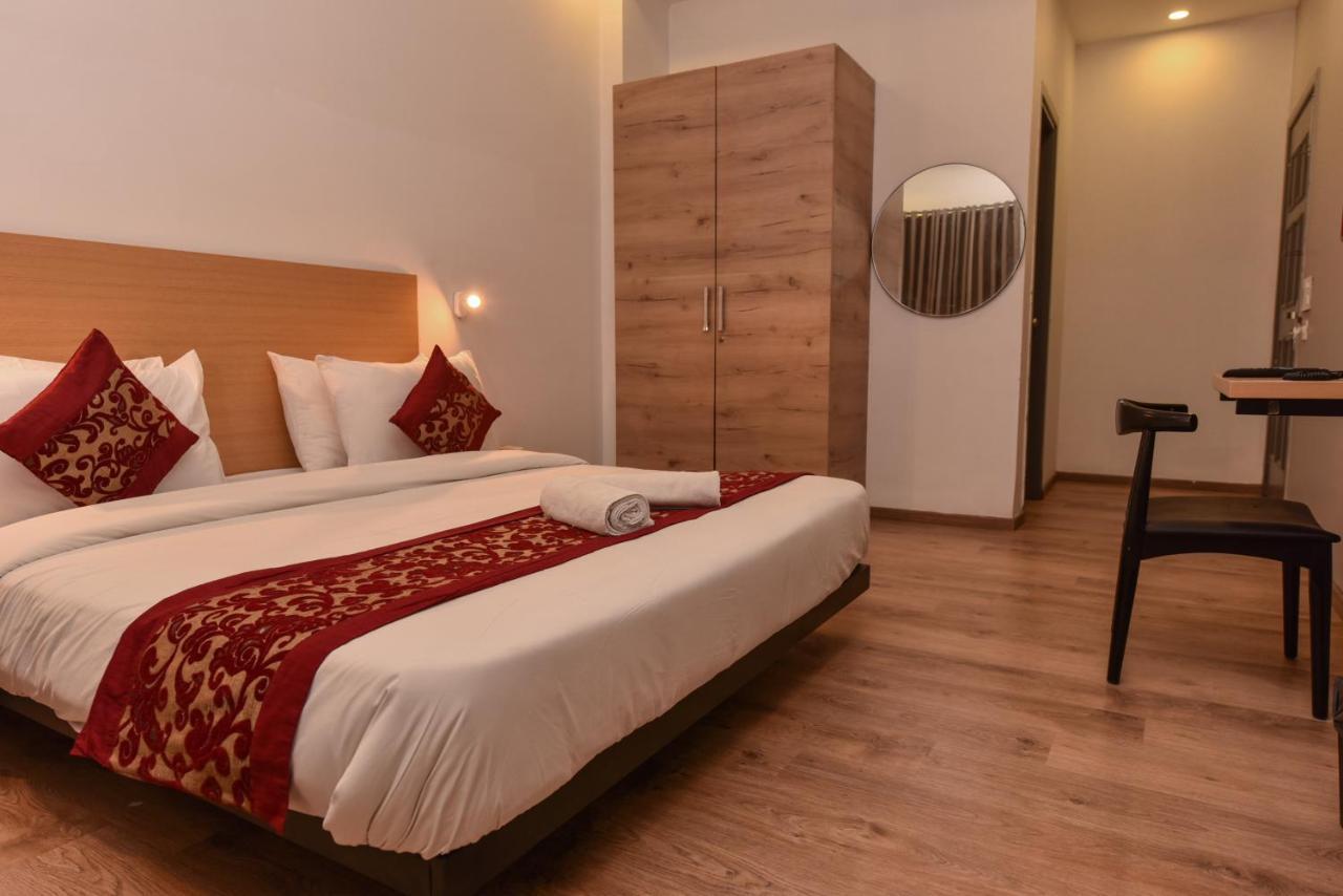 Hotel Red Saffron Yeni Delhi Dış mekan fotoğraf